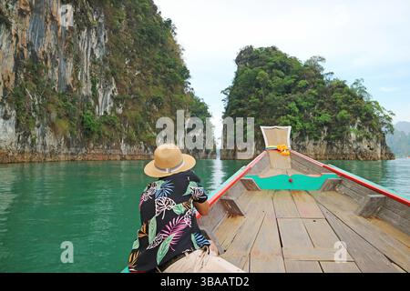 Besucher können Bootstouren Unternehmen, um den fantastischen Cheow Lan Lake oder den Ratchaprapa Dam im Khao Sok Nationalpark in der Provinz Surat Thani im Süden Thailands zu erkunden Stockfoto