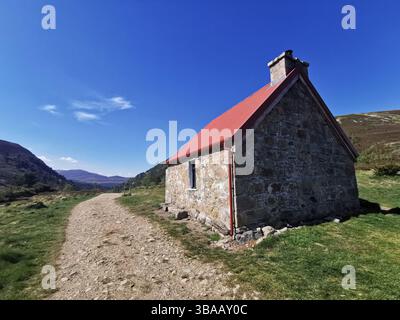 Ryvoan Bothy auf dem Ryvoan Pass in Glenmore bei Aviemore in Schottland. Im Besitz des Abernethy Estate wird es von der Mountain Bothies Association verwaltet. Stockfoto