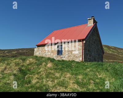 Ryvoan Bothy auf dem Ryvoan Pass in Glenmore bei Aviemore in Schottland. Im Besitz des Abernethy Estate wird es von der Mountain Bothies Association verwaltet. Stockfoto