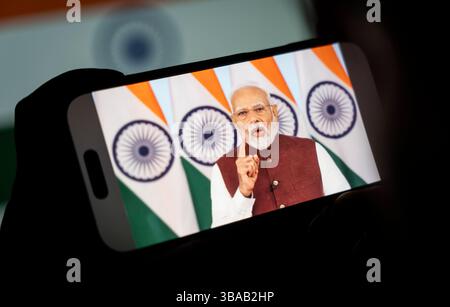 12. Mai 2025: Eine Person beobachtet am 12. Mai 2025 auf einem Handy die Adresse von Premierminister Narendra Modi in Guwahati, Indien, nach der Operation Sindoor. (Kreditbild: © David Talukdar/ZUMA Press Wire) NUR REDAKTIONELLE VERWENDUNG! Nicht für kommerzielle ZWECKE! Stockfoto