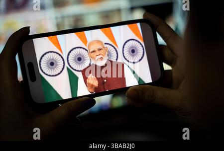 12. Mai 2025: Eine Person beobachtet am 12. Mai 2025 auf einem Handy die Adresse von Premierminister Narendra Modi in Guwahati, Indien, nach der Operation Sindoor. (Kreditbild: © David Talukdar/ZUMA Press Wire) NUR REDAKTIONELLE VERWENDUNG! Nicht für kommerzielle ZWECKE! Stockfoto