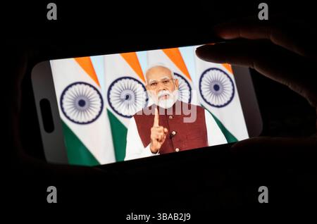 12. Mai 2025: Eine Person beobachtet am 12. Mai 2025 auf einem Handy die Adresse von Premierminister Narendra Modi in Guwahati, Indien, nach der Operation Sindoor. (Kreditbild: © David Talukdar/ZUMA Press Wire) NUR REDAKTIONELLE VERWENDUNG! Nicht für kommerzielle ZWECKE! Stockfoto