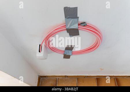 Neu verlegter Glasfaserhausanschluss im Untergeschoss eines älteren Wohnhauses Stockfoto