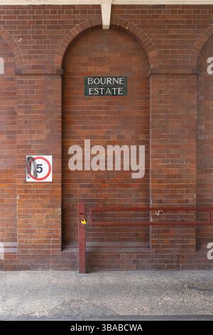 Dies ist ein Blick auf das Bourne Estate in Holborn, London. Das rote Ziegelwerk und das Schild „Bourne Estate“ sind charakteristisch für dieses historische Anwesen. Stockfoto