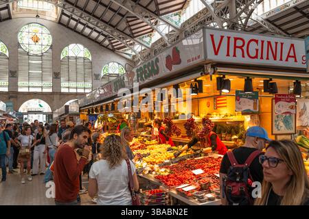 Das Innere der Menschen auf dem geschäftigen zentralen Markt von Valencia, Spanien Stockfoto