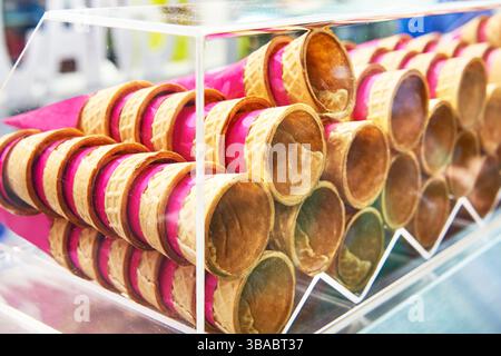 Waffelkegel für Eis auf einer Schaufenster in einem Geschäft Stockfoto