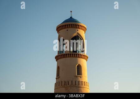 Der Leuchtturm Al Ayjah in Sur, Oman, ist ein markantes maritimes Wahrzeichen, das Schiffe sicher entlang der omanischen Küste führt. Stockfoto