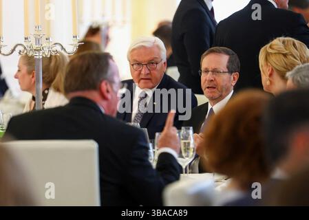 Berlin, Deutschland. Mai 2025. Bundespräsident Frank-Walter Steinmeier (Zentrum l) und der israelische Präsident Izchak Herzog (Zentrum r) nehmen an einem Abendessen mit geladenen Gästen im Schloss Bellevue Teil. Der israelische Präsident besucht Deutschland, um die Aufnahme diplomatischer Beziehungen zwischen der Bundesrepublik Deutschland und Israel vor 60 Jahren zu feiern. Quelle: Lisi Niesner/Reuters Pool/dpa/Alamy Live News Stockfoto