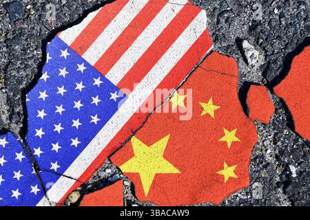 FOTOMONTAGE, Fahnen von USA und China auf gebrochenem Grund, Symbolfoto Zollkonflikt *** FOTOMONTAGE, Fahnen von USA und China auf gebrochenem Boden, symbolischer Foto Zollkonflikt Stockfoto