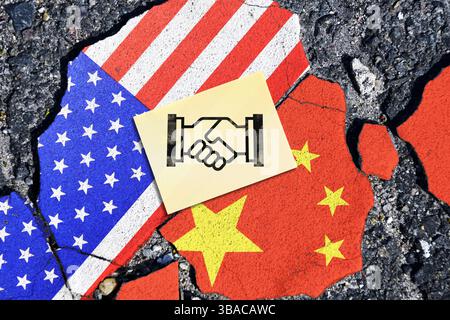 FOTOMONTAGE, Fahnen von USA und China auf gebrochenem Grund mit Notizzettel und Handschlag-Symbol, Symbolfoto für die Einigung im Zollkonflikt *** FOTOMONTAGE, Fahnen von USA und China auf gebrochenem Grund mit Notiz und Handschlag-Symbol, symbolisches Foto für das Abkommen im Zollkonflikt Stockfoto