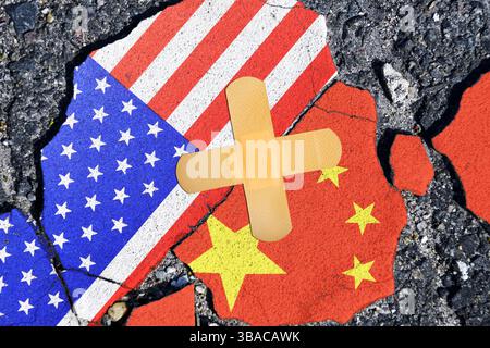 FOTOMONTAGE, Fahnen von USA und China auf gebrochenem Grund mit Pflaster, Symbolfoto für die Einigung im Zollkonflikt *** FOTOMONTAGE, Fahnen von USA und China auf gebrochenem Boden mit Pflaster, symbolisches Foto für das Abkommen im Zollkonflikt Stockfoto