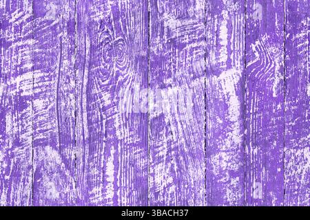 Abblätterndes Holz – lila Hintergrundmuster. Nahtlose Holzstruktur mit Vintage-Feeling, die die Holzmaserung unterstreicht. Rustikale Naturkulisse. Stockfoto