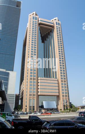Ein hoher, moderner Wolkenkratzer mit einzigartigem architektonischem Design mit einer Mischung aus Glas und Beton. Das Gebäude hat einen markanten Eingang und ist Surro Stockfoto