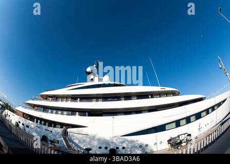 Die Luxusyacht Galactica Super Nova liegt in Moll d'Espanya, Barcelona, entworfen von Espen Øino International, Port Vell, Ciutat Vella, Spanien Stockfoto
