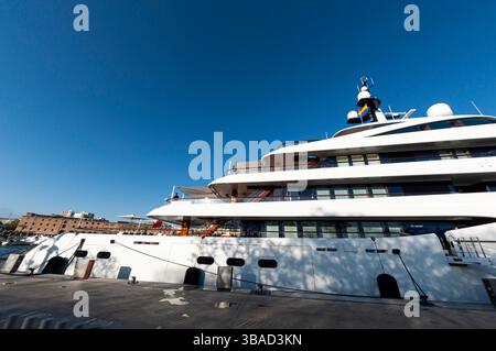 Die Luxusyacht Galactica Super Nova liegt in Moll d'Espanya, Barcelona, entworfen von Espen Øino International, Port Vell, Ciutat Vella, Spanien Stockfoto