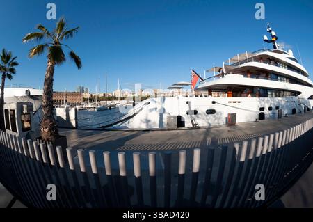 Die Luxusyacht Galactica Super Nova liegt in Moll d'Espanya, Barcelona, entworfen von Espen Øino International, Port Vell, Ciutat Vella, Spanien Stockfoto
