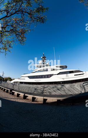 Die Luxusyacht Galactica Super Nova liegt in Moll d'Espanya, Barcelona, entworfen von Espen Øino International, Port Vell, Ciutat Vella, Spanien Stockfoto