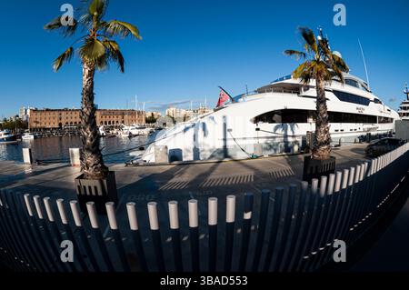 Die Luxusyacht Galactica Super Nova liegt in Moll d'Espanya, Barcelona, entworfen von Espen Øino International, Port Vell, Ciutat Vella, Spanien Stockfoto
