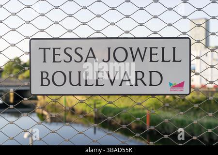 Queen Elizabeth Olympic Park Walkway benannt nach dem TESSA JOWELL BOULEVARD im London Olympic Park London UK Stockfoto