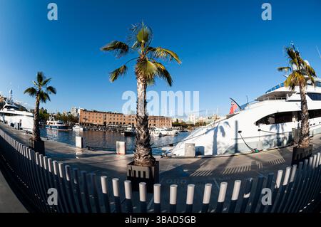 Die Luxusyacht Galactica Super Nova liegt in Moll d'Espanya, Barcelona, entworfen von Espen Øino International, Port Vell, Ciutat Vella, Spanien Stockfoto