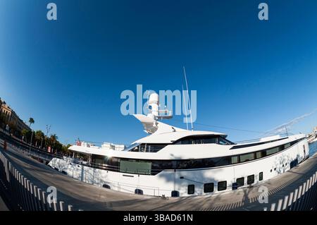 Die Luxusyacht Galactica Super Nova liegt in Moll d'Espanya, Barcelona, entworfen von Espen Øino International, Port Vell, Ciutat Vella, Spanien Stockfoto
