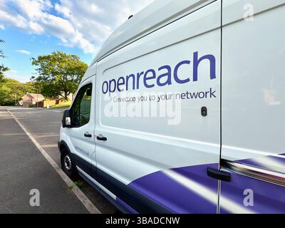 Pontypridd, Wales, Vereinigtes Königreich - 9. Mai 2025: Nahaufnahme der Seite eines Lieferwagens der BT Openreach Braodband Company Stockfoto
