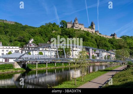 Altena, am Fluss Lenne, oberhalb die Burg Altena, mit der weltweiten ersten Jugendherberge, Märkischer Kreis, Kleinstadt im Sauerland, Rad- und Fußgängerbrücke, NRW, Deutschland, Altena *** Altena, an der Lenne, oberhalb der Burg Altena, mit der weltweit ersten Jugendherberge, Märkischer Kreis, Kleinstadt im Sauerland, Rad- und Fußgängerbrücke, NRW, Deutschland, Altena Stockfoto