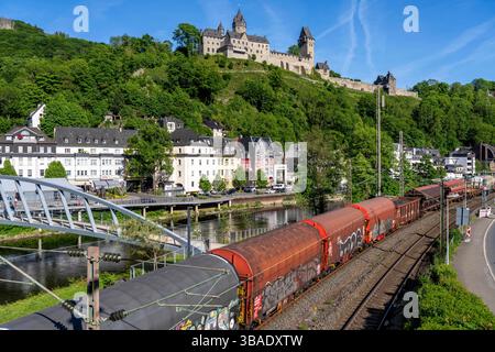 Güterzug der Deutschen Bahn, hier in Altena, am Fluss Lenne, oberhalb die Burg Altena, mit der weltweiten ersten Jugendherberge, Märkischer Kreis, Kleinstadt im Sauerland, NRW, Deutschland, Regionalbahn Altena *** Güterzug der Deutschen Bahn, hier in Altena, an der Lenne, oberhalb der Burg Altena, mit der weltweit ersten Jugendherberge Märkischer Kreis, Kleinstadt im Sauerland, NRW, Deutschland, Regionalbahn Altena Stockfoto