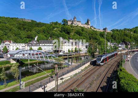Regionalbahn 91, der Vias, verkehrt zwischen Hagen und Siegen, hier in Altena, am Fluss Lenne, oberhalb die Burg Altena, mit der weltweit ersten Jugendherberge, Märkischer Kreis, Kleinstadt im Sauerland, NRW, Deutschland, Regionalbahn Altena *** Regionalbahn 91, die Vias, verkehrt zwischen Hagen und Siegen, hier in Altena, an der Lenne, oberhalb der Burg Altena, mit der weltweit ersten Jugendherberge Märkischer Kreis, Kleinstadt im Sauerland, NRW, Deutschland, Regionalbahn Altena Stockfoto