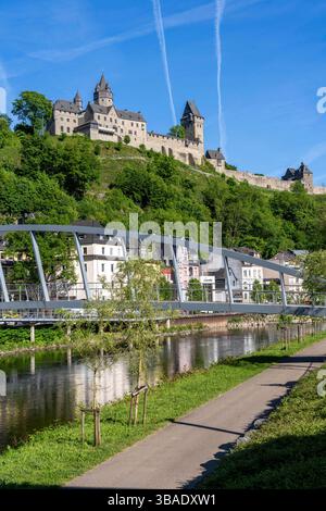 Altena, am Fluss Lenne, oberhalb die Burg Altena, mit der weltweiten ersten Jugendherberge, Märkischer Kreis, Kleinstadt im Sauerland, Rad- und Fußgängerbrücke, NRW, Deutschland, Altena *** Altena, an der Lenne, oberhalb der Burg Altena, mit der weltweit ersten Jugendherberge, Märkischer Kreis, Kleinstadt im Sauerland, Rad- und Fußgängerbrücke, NRW, Deutschland, Altena Stockfoto