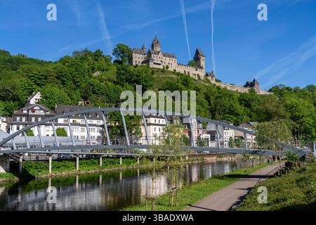 Altena, am Fluss Lenne, oberhalb die Burg Altena, mit der weltweiten ersten Jugendherberge, Märkischer Kreis, Kleinstadt im Sauerland, Rad- und Fußgängerbrücke, NRW, Deutschland, Altena *** Altena, an der Lenne, oberhalb der Burg Altena, mit der weltweit ersten Jugendherberge, Märkischer Kreis, Kleinstadt im Sauerland, Rad- und Fußgängerbrücke, NRW, Deutschland, Altena Stockfoto