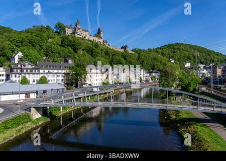 Altena, am Fluss Lenne, oberhalb die Burg Altena, mit der weltweiten ersten Jugendherberge, Märkischer Kreis, Kleinstadt im Sauerland, Rad- und Fußgängerbrücke, NRW, Deutschland, Altena *** Altena, an der Lenne, oberhalb der Burg Altena, mit der weltweit ersten Jugendherberge, Märkischer Kreis, Kleinstadt im Sauerland, Rad- und Fußgängerbrücke, NRW, Deutschland, Altena Stockfoto