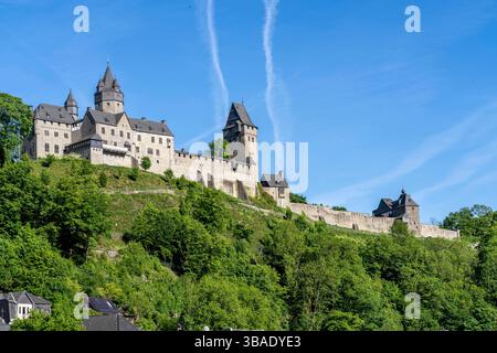 Altena, am Fluss Lenne, oberhalb die Burg Altena, mit der weltweit ersten Jugendherberge, Märkischer Kreis, Kleinstadt im Sauerland, NRW, Deutschland, Burg Altena *** Altena, an der Lenne, oberhalb der Burg Altena, mit der weltweit ersten Jugendherberge, Märkischer Kreis, Kleinstadt im Sauerland, NRW, Deutschland, Schloss Altena Stockfoto
