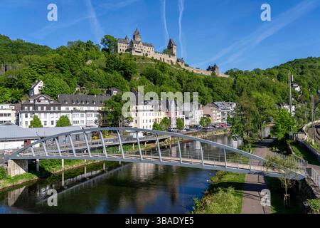 Altena, am Fluss Lenne, oberhalb die Burg Altena, mit der weltweiten ersten Jugendherberge, Märkischer Kreis, Kleinstadt im Sauerland, Rad- und Fußgängerbrücke, NRW, Deutschland, Altena *** Altena, an der Lenne, oberhalb der Burg Altena, mit der weltweit ersten Jugendherberge, Märkischer Kreis, Kleinstadt im Sauerland, Rad- und Fußgängerbrücke, NRW, Deutschland, Altena Stockfoto