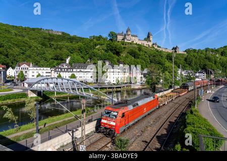 Güterzug der Deutschen Bahn, hier in Altena, am Fluss Lenne, oberhalb die Burg Altena, mit der weltweiten ersten Jugendherberge, Märkischer Kreis, Kleinstadt im Sauerland, NRW, Deutschland, Regionalbahn Altena *** Güterzug der Deutschen Bahn, hier in Altena, an der Lenne, oberhalb der Burg Altena, mit der weltweit ersten Jugendherberge Märkischer Kreis, Kleinstadt im Sauerland, NRW, Deutschland, Regionalbahn Altena Stockfoto