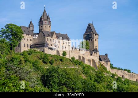 Altena, am Fluss Lenne, oberhalb die Burg Altena, mit der weltweit ersten Jugendherberge, Märkischer Kreis, Kleinstadt im Sauerland, NRW, Deutschland, Burg Altena *** Altena, an der Lenne, oberhalb der Burg Altena, mit der weltweit ersten Jugendherberge, Märkischer Kreis, Kleinstadt im Sauerland, NRW, Deutschland, Schloss Altena Stockfoto