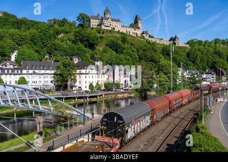 Güterzug der Deutschen Bahn, hier in Altena, am Fluss Lenne, oberhalb die Burg Altena, mit der weltweiten ersten Jugendherberge, Märkischer Kreis, Kleinstadt im Sauerland, NRW, Deutschland, Regionalbahn Altena *** Güterzug der Deutschen Bahn, hier in Altena, an der Lenne, oberhalb der Burg Altena, mit der weltweit ersten Jugendherberge Märkischer Kreis, Kleinstadt im Sauerland, NRW, Deutschland, Regionalbahn Altena Stockfoto