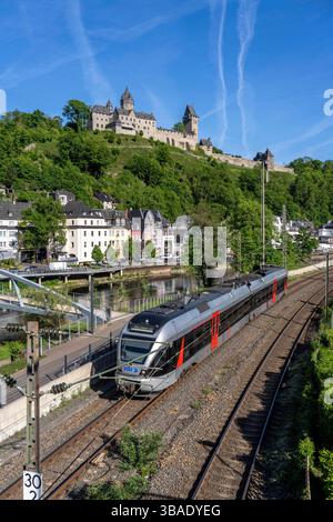 Regionalbahn 91, der Vias, verkehrt zwischen Hagen und Siegen, hier in Altena, am Fluss Lenne, oberhalb die Burg Altena, mit der weltweit ersten Jugendherberge, Märkischer Kreis, Kleinstadt im Sauerland, NRW, Deutschland, Regionalbahn Altena *** Regionalbahn 91, die Vias, verkehrt zwischen Hagen und Siegen, hier in Altena, an der Lenne, oberhalb der Burg Altena, mit der weltweit ersten Jugendherberge Märkischer Kreis, Kleinstadt im Sauerland, NRW, Deutschland, Regionalbahn Altena Stockfoto