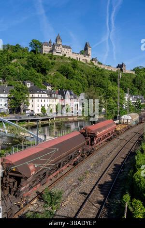 Güterzug der Deutschen Bahn, hier in Altena, am Fluss Lenne, oberhalb die Burg Altena, mit der weltweiten ersten Jugendherberge, Märkischer Kreis, Kleinstadt im Sauerland, NRW, Deutschland, Regionalbahn Altena *** Güterzug der Deutschen Bahn, hier in Altena, an der Lenne, oberhalb der Burg Altena, mit der weltweit ersten Jugendherberge Märkischer Kreis, Kleinstadt im Sauerland, NRW, Deutschland, Regionalbahn Altena Stockfoto