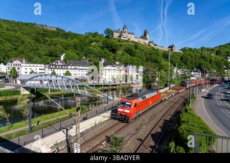 Güterzug der Deutschen Bahn, hier in Altena, am Fluss Lenne, oberhalb die Burg Altena, mit der weltweiten ersten Jugendherberge, Märkischer Kreis, Kleinstadt im Sauerland, NRW, Deutschland, Regionalbahn Altena *** Güterzug der Deutschen Bahn, hier in Altena, an der Lenne, oberhalb der Burg Altena, mit der weltweit ersten Jugendherberge Märkischer Kreis, Kleinstadt im Sauerland, NRW, Deutschland, Regionalbahn Altena Stockfoto