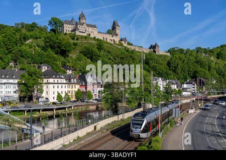 Regionalbahn 91, der Vias, verkehrt zwischen Hagen und Siegen, hier in Altena, am Fluss Lenne, oberhalb die Burg Altena, mit der weltweit ersten Jugendherberge, Märkischer Kreis, Kleinstadt im Sauerland, NRW, Deutschland, Regionalbahn Altena *** Regionalbahn 91, die Vias, verkehrt zwischen Hagen und Siegen, hier in Altena, an der Lenne, oberhalb der Burg Altena, mit der weltweit ersten Jugendherberge Märkischer Kreis, Kleinstadt im Sauerland, NRW, Deutschland, Regionalbahn Altena Stockfoto