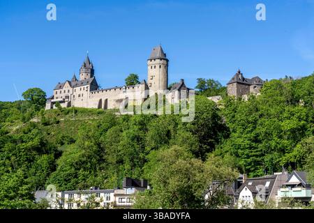 Altena, am Fluss Lenne, oberhalb die Burg Altena, mit der weltweit ersten Jugendherberge, Märkischer Kreis, Kleinstadt im Sauerland, NRW, Deutschland, Burg Altena *** Altena, an der Lenne, oberhalb der Burg Altena, mit der weltweit ersten Jugendherberge, Märkischer Kreis, Kleinstadt im Sauerland, NRW, Deutschland, Schloss Altena Stockfoto