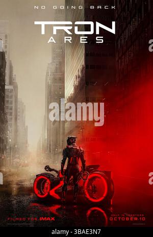 TRON Ares (2025) von Joachim Rønning mit Jared Leto, Evan Peters und Greta Lee. Ein neuer Eintrag in der Tron-Reihe, der auf der Reise eines sentienten Programms von der digitalen Welt in die Realität folgt. NUR ZUR REDAKTIONELLEN VERWENDUNG des US-Advance-Posters. Quelle: BFA / Walt Disney Studios Stockfoto