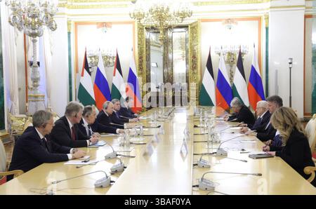 Moskau, Russland. Mai 2025. Der linke russische Präsident Wladimir Putin hört während eines erweiterten bilateralen Treffens im Kreml am 10. Mai 2025 in Moskau, Russland, dem palästinensischen Präsidenten Mahmud Abbas zu. Putin war Gastgeber mehrerer Staatsoberhäupter, um den 80. Jahrestag des Sieges über Nazi-Deutschland während des Zweiten Weltkriegs zu feiern. Credit: Gavriil Grigorov/Kremlin Pool/Alamy Live News Stockfoto