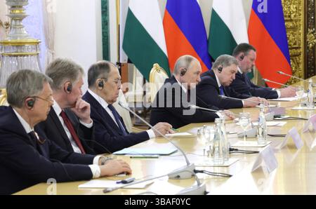 Moskau, Russland. Mai 2025. Der linke russische Präsident Wladimir Putin hört während eines erweiterten bilateralen Treffens im Kreml am 10. Mai 2025 in Moskau auf den palästinensischen Präsidenten Mahmud Abbas. Putin war Gastgeber mehrerer Staatsoberhäupter, um den 80. Jahrestag des Sieges über Nazi-Deutschland während des Zweiten Weltkriegs zu feiern. Credit: Gavriil Grigorov/Kremlin Pool/Alamy Live News Stockfoto