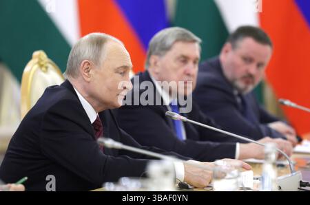 Moskau, Russland. Mai 2025. Der linke russische Präsident Wladimir Putin hört während eines erweiterten bilateralen Treffens im Kreml am 10. Mai 2025 in Moskau auf den palästinensischen Präsidenten Mahmud Abbas. Putin war Gastgeber mehrerer Staatsoberhäupter, um den 80. Jahrestag des Sieges über Nazi-Deutschland während des Zweiten Weltkriegs zu feiern. Credit: Gavriil Grigorov/Kremlin Pool/Alamy Live News Stockfoto