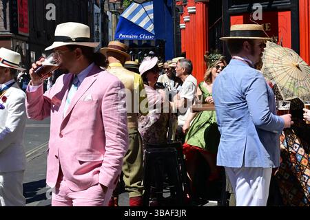 Teilnehmer am Grand Flaneur Walk-2025 vor dem Coach and Horses Pub, Soho, London, Großbritannien, Stockfoto