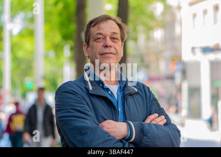Städtisches Porträt eines Mannes mittleren Alters in Freizeitkleidung Stockfoto