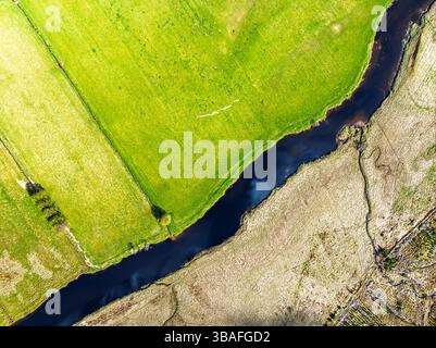 Fahren Sie von einer Drohne über Farmen und River Dochart und die A85, Perthshire, Schottland, Großbritannien Stockfoto
