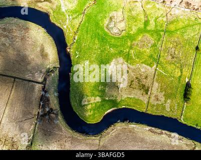 Fahren Sie von einer Drohne über Farmen und River Dochart und die A85, Perthshire, Schottland, Großbritannien Stockfoto